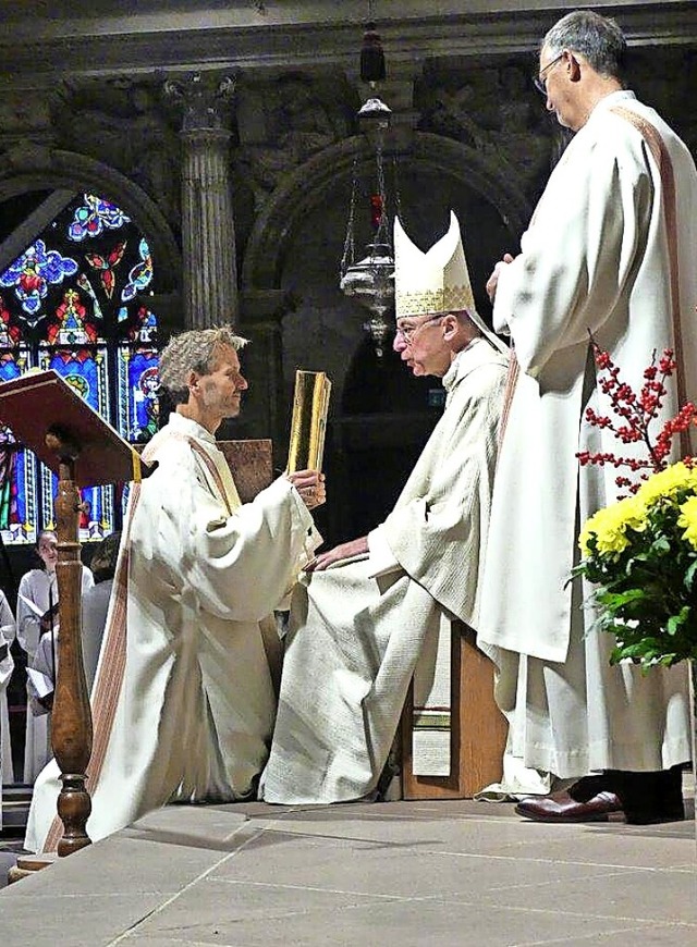 Steffen Reich (links) wurde von Weihbischof Peter Birkhofer zum Diakon geweiht.  | Foto: Kurt Meier