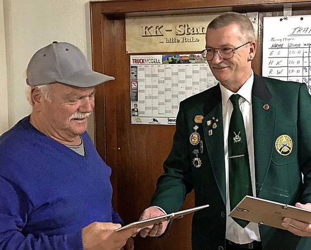 Der Geehrte Manfred Falk (von links) mit Oberschtzenmeister Frank Dombrowski  | Foto: Schtzenverein Seelbach