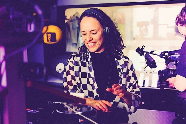 DJ Joyce Muniz legt nicht nur bei Tech... spielt ihre Musik auch live im Radio.  | Foto: Lena Daun