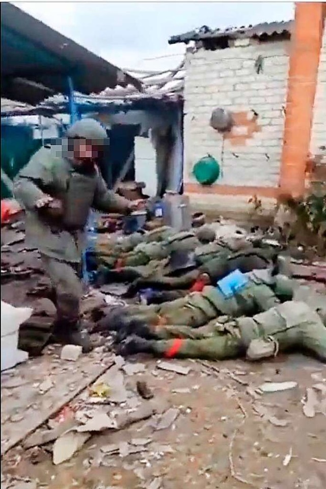 Tuschen die russischen Soldaten nur v...r aus dem Schuppen am linken Bildrand.  | Foto: Twitter (BZ)