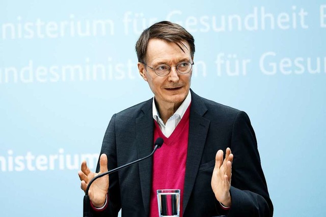 Bundesgesundheitsminister Karl Lauterbach will  Klinikaufenthalte reduzieren.  | Foto: Carsten Koall (dpa)