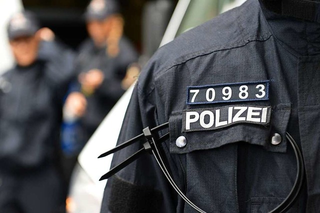 Ein Bereitschaftspolizist trgt eine fnfstellige Ziffernfolge an der Uniform.  | Foto: Arne Dedert