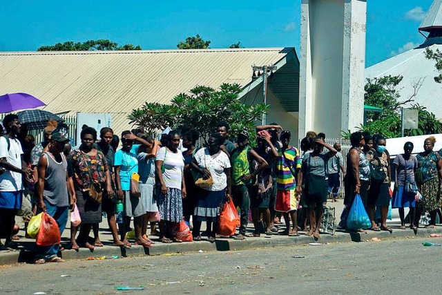 Menschen in der Hauptstadt Honiara auf...en nach einem Erdbeben auf der Strae.  | Foto: MAVIS PODOKOLO (AFP)