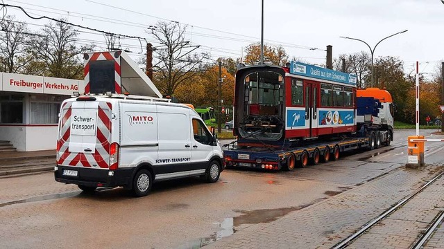 Schreck fr die &#8222;Freunde der Fre...wurde dreigeteilt und abtransportiert.  | Foto: Freunde der Freiburger Straenbahn/D. Gemander