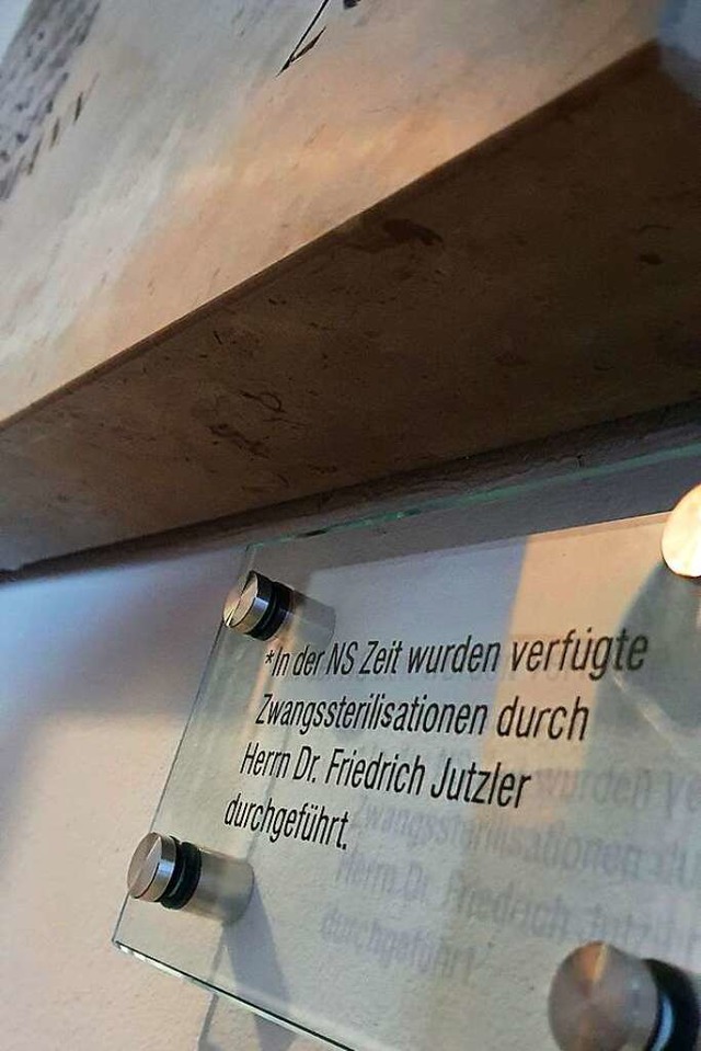 Die Tterrolle transparent machen: Ein...er Ehrenbrgertafel am Rathauseingang.  | Foto: Andr Hnig