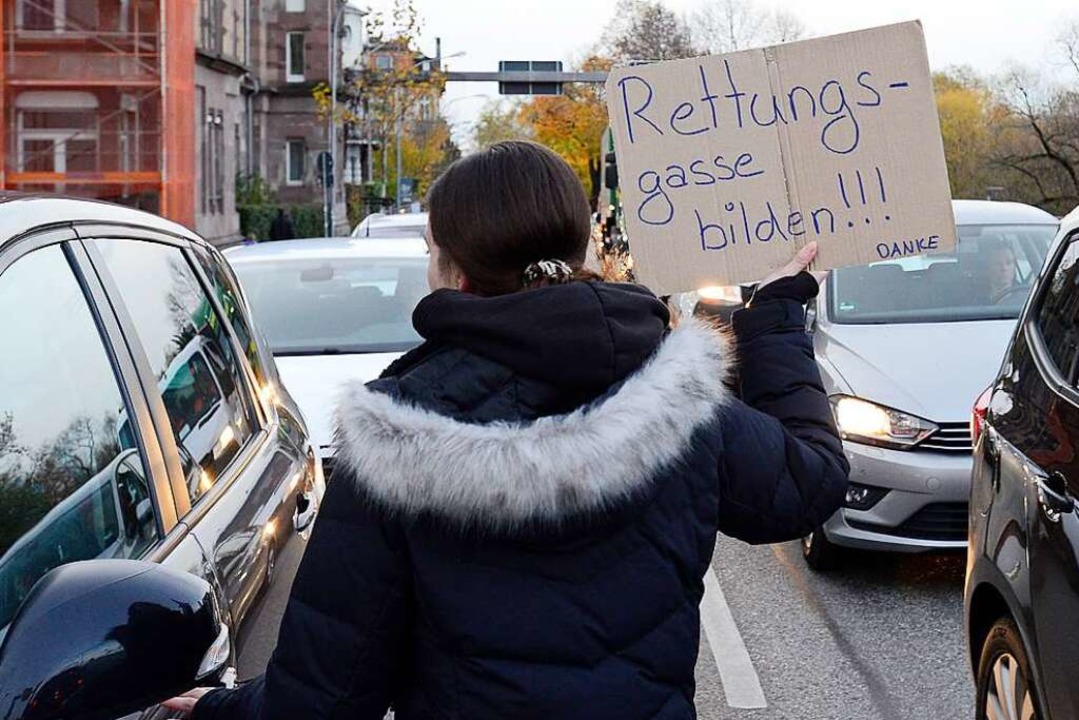 &#8222;Rettungsgasse bilden!!!&#8220; Eine Aktivistin fordert die Autofahrer  | Foto: Ingo Schneider