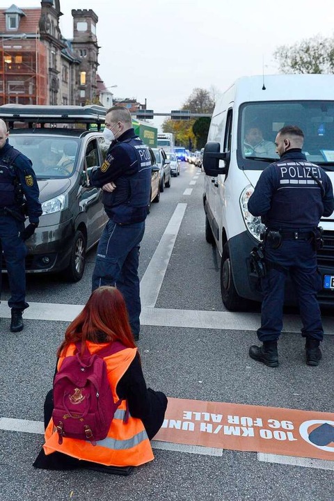 Polizisten mussten die Blockierer zum Teil schützen.  | Foto: Ingo Schneider