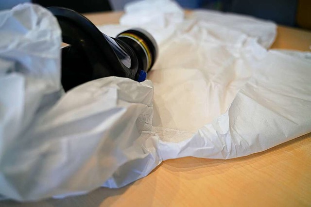 Die Tatortreiniger tragen Schutzanzge und Atemschutzmasken.  | Foto: Nico Talenta