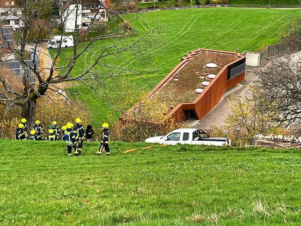 Auto in gefährlicher Hanglage direkt über der B294.  | Foto: Freiwillige Feuerwehr Waldkirch