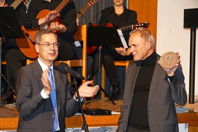 Landrat Hanno Hurth (links) bergibt d...stoph Ludewigt die Pro-Musica-Plakette  | Foto: Sylvia Sredniawa
