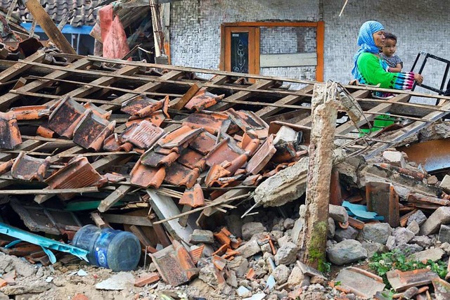 Das Erdbeben auf Java hat eine Spur der Zerstrung hinterlassen.  | Foto: Donal Husni (dpa)