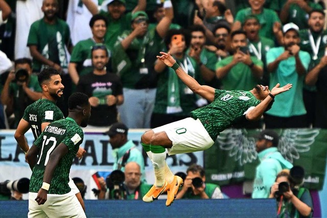 Saudi-Arabiens Salem Mohammed Dausari jubelt nach dem Tor zum 1-2.  | Foto: Robert Michael (dpa)