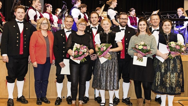 Lukas Guth, Claudia Weis (von links) u...e 40 Jahre aktive Mitgliedschaft aus.   | Foto: Gabriele Zahn