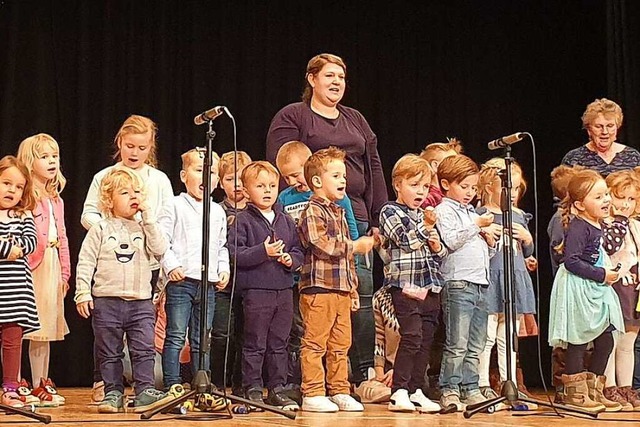 Die Kindergartenkinder aus Breitnau bei ihrem Auftritt.   | Foto: Sonja Niederer