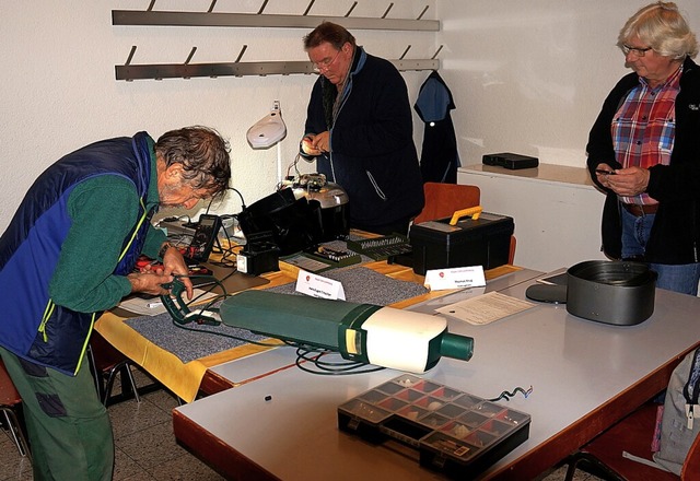 Um die Tische der Elektriker versammel...as  mitgebrachte Gert zu reparieren.   | Foto: Reinhard Herbrig