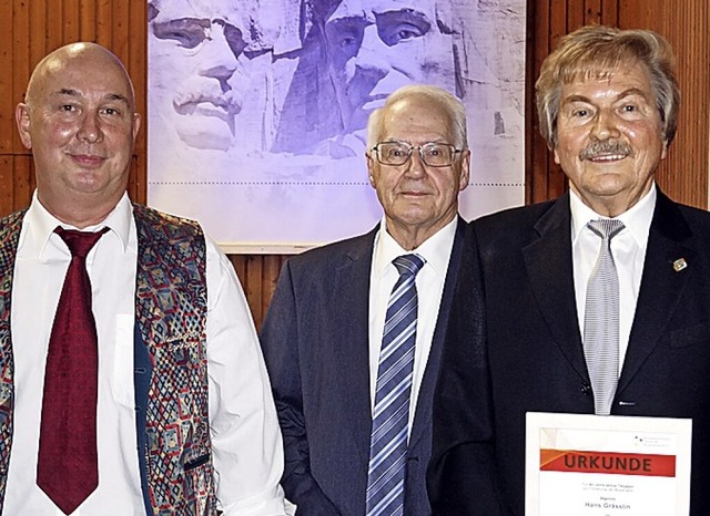 Hans Grlin (rechts) und Rolf Fischer...s) wurden von Helmut Steinmann geehrt.  | Foto: Silke Hartenstein