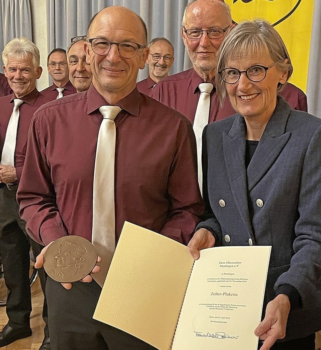 Dietmar Rinderle vom Mnnerchor nahm d...rtin Dorothea Strr-Ritter entgegen.   | Foto: Mario Schneberg