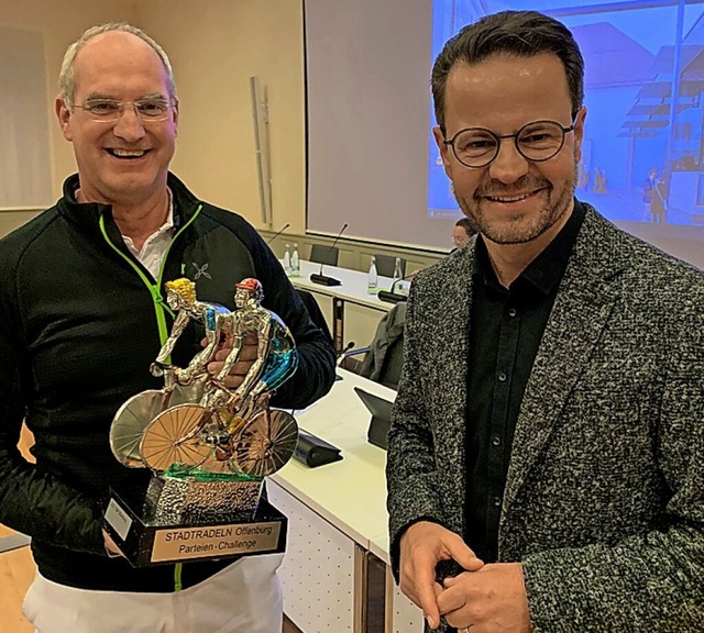 Roland Mller mit Pokal, berreicht durch Marco Steffens.  | Foto: Helmut Seller