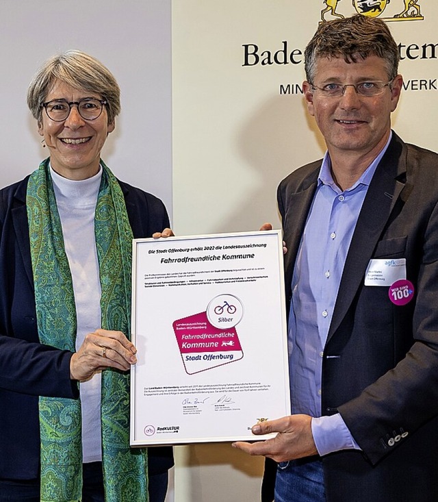 Staatssekretrin Elke Zimmer und Brge...er Oliver Martini mit der Auszeichnung  | Foto: Pierre Johne