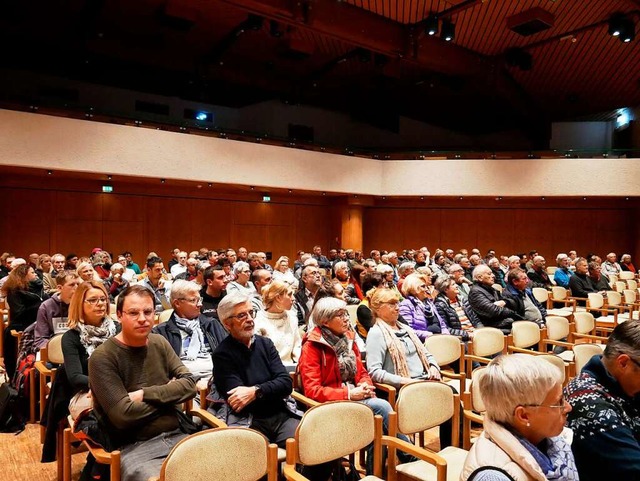 Rund 200 Interessierte  verfolgten die Einwohnerversammlung im Kurhaus.   | Foto: Eva Korinth