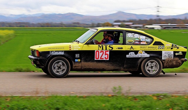 Schwarz-gelber Opel Kadett C vor Riedk...it Bernd Kohl und Tobias Keil an Bord.  | Foto: Reiner Beschorner