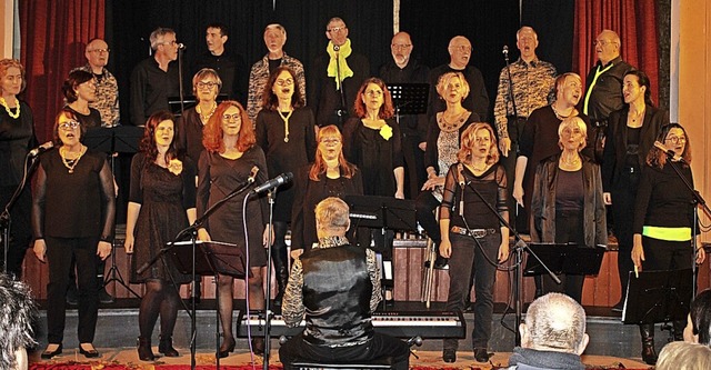 Der Chorus delicti mit Chorleiter Ulrich Hanbrger  | Foto: Hans Spengler