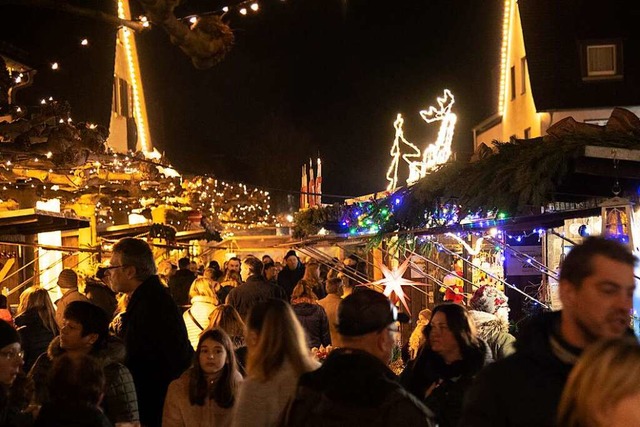 Seit mehr als 40 Jahren gibt es den Ne... Weihnachtsmarkt auf dem Rathausplatz.  | Foto: Volker Mnch