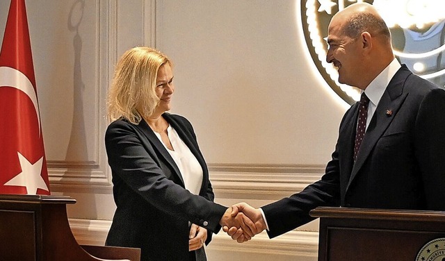 Innenministerin Nancy Faeser mit ihrem Amtskollegen Sleyman Soylu  | Foto: Anne Pollmann (dpa)