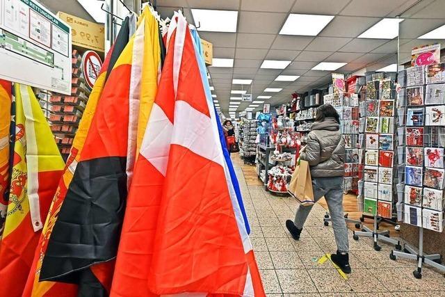 In Freiburgs Geschäften stehen WM-Fanartikel im Abseits