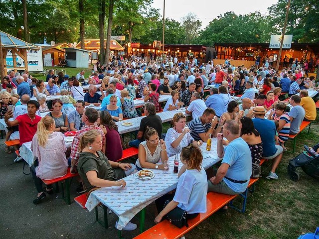 Zum Bezirksweinfest kamen zuletzt rund 100 000 Besucher (Archivbild von 2019).  | Foto: Patrick Kerber