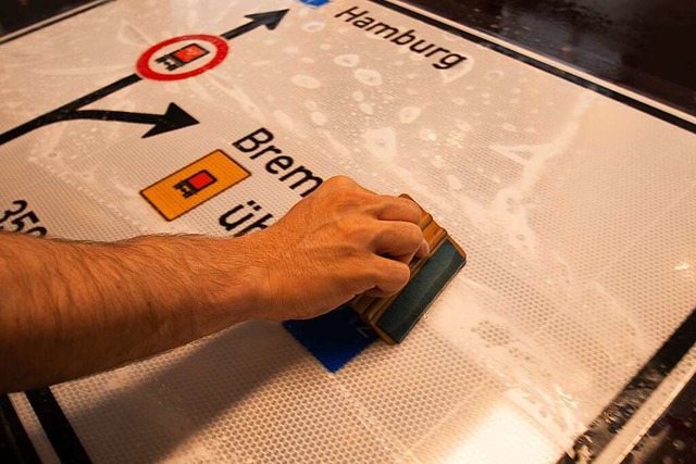 Die Folie wird auf das Schild aufgebra... HERY die Schilder mehrfach verwenden.  | Foto: HERY GmbH