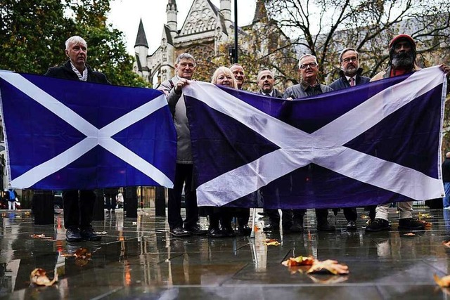 Menschen halten eine schottische Fahne...e des Obersten Gerichtshofs in London.  | Foto: Aaron Chown (dpa)