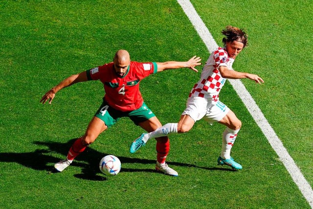 Luka Modric (rechts)im Zweikampf mit Sofyan Amrabat   | Foto: Martin Rickett (dpa)