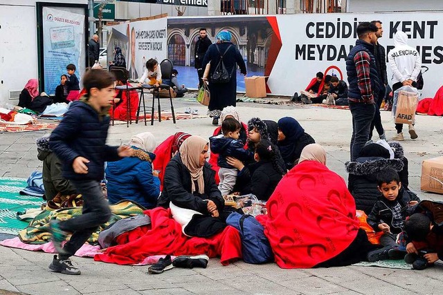 Eine Gruppe Menschen versammelt sich n...rke 5,9 hatte die Region erschttert.  | Foto: Uncredited (dpa)