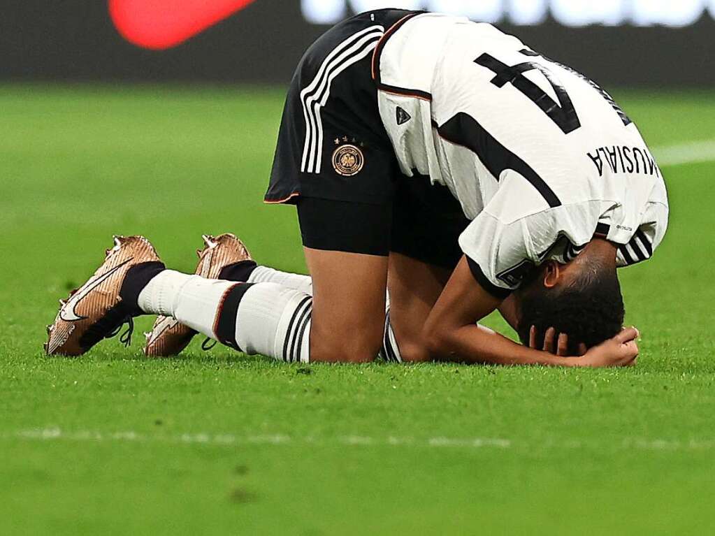 Deutschlands Jamal Musiala nach einem Foul.