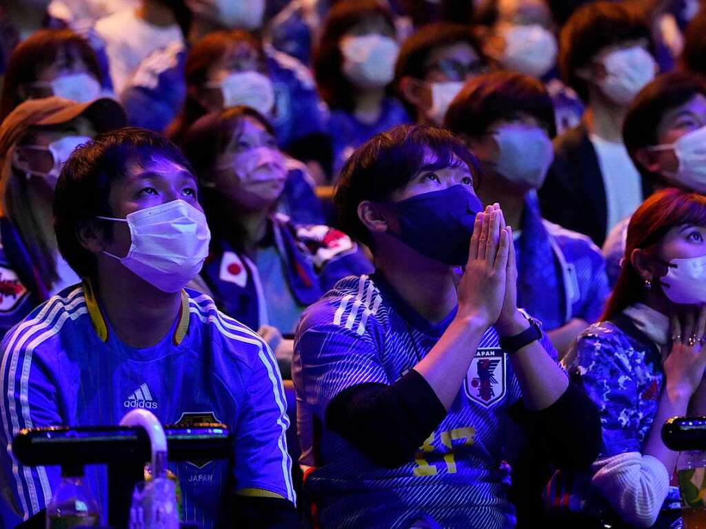 Fans aus Japan verfolgen das Fuballspiel beim Public Viewing in Tokio.