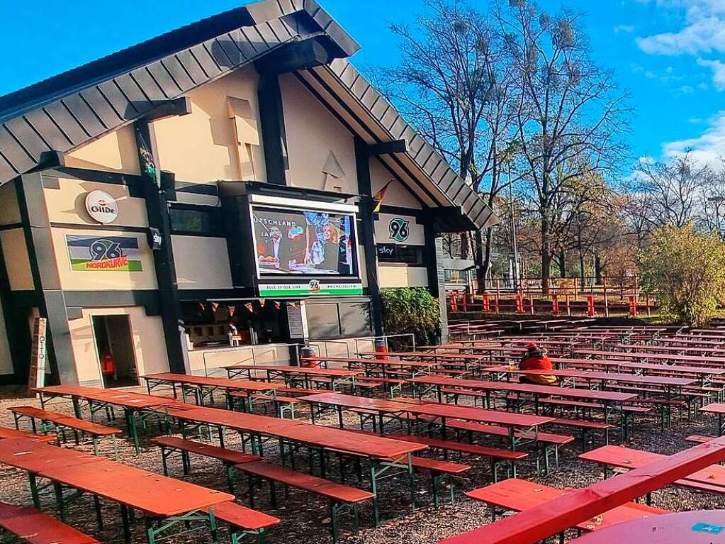 Hannover:  Ein einzelner Deutschland-Fan sitzt kurz vor dem Anpfiff der Partie in einem Biergarten in dem die Partie gezeigt wird.