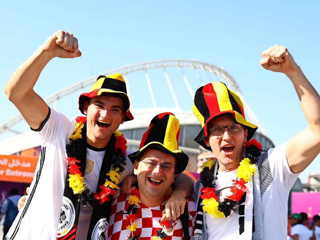 Fans der deutschen Mannschaft jubeln vor dem Spiel.