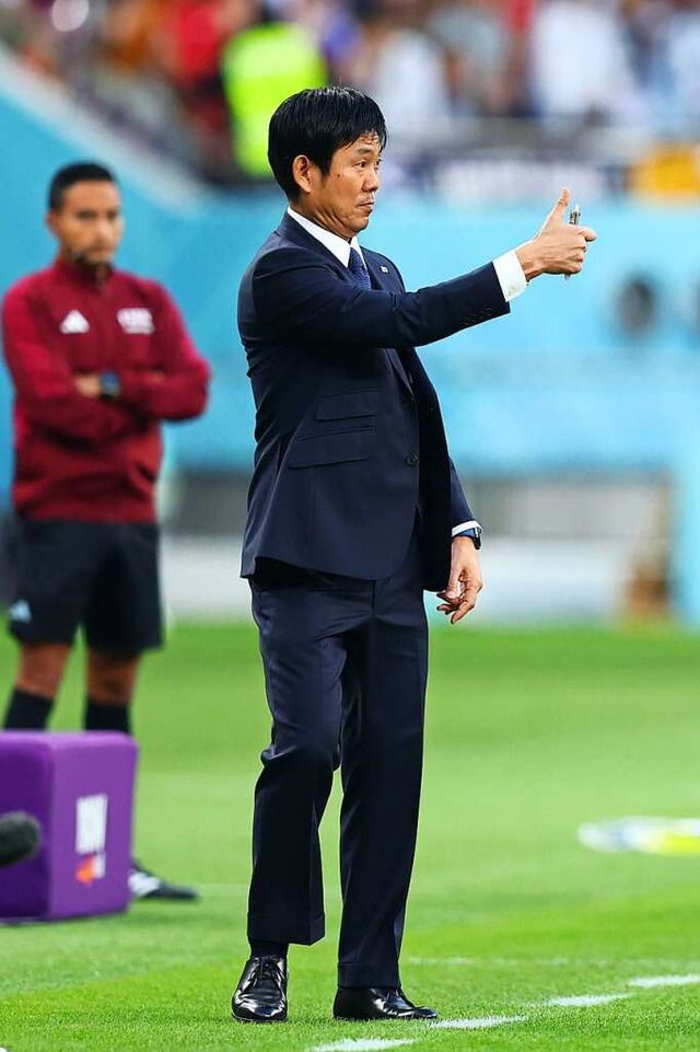 Daumen hoch! Japans Trainer Hajime Mor...inie und gibt seinem Team Anweisungen.  | Foto: Tom Weller (dpa)
