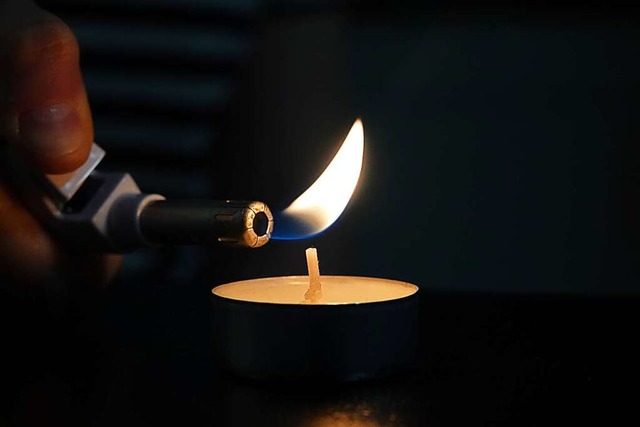 Mit Kerzen allein ist es bei einem langfristigen Stromausfall nicht getan.  | Foto: Jessica Lichetzki (dpa)