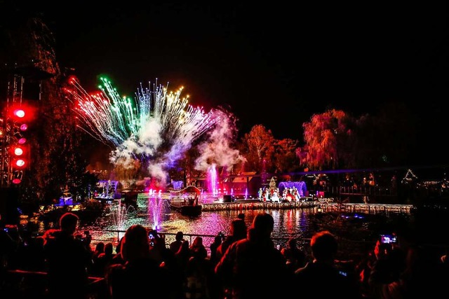 Der Auftakt der Wintersaison des Europa-Parks war bunt.  | Foto: Adrian Hofmann