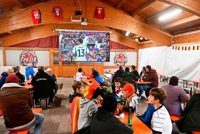 WM-Public Viewing auf der Terrasse vom Clubhaus im Waldstadion in Bonndorf.  | Foto: Wolfgang Scheu