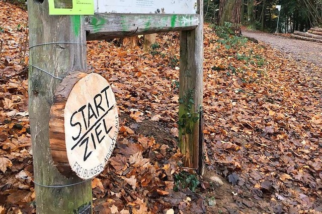 Eine Holzscheibe markiert auch in dies...n bei der Freiburger Adventslaufserie.  | Foto: Matthias Kaufhold