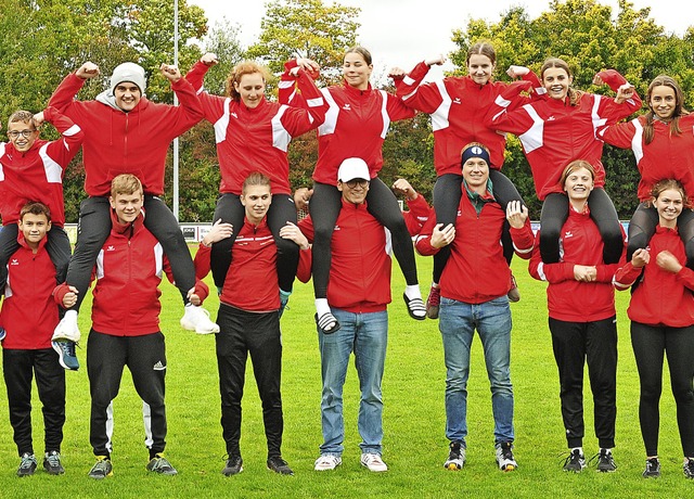 Die erfolgreichen Leichtathletik-Teams...odensee nochmals die Muskeln spielen.   | Foto: Ottmar Heiler