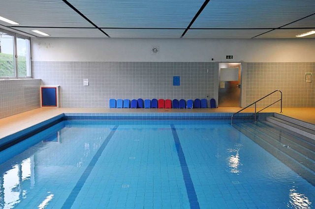Still ruht das Wasser: Das Lehrschwimm...kele-Schule ist derzeit auer Betrieb.  | Foto: Ralf Strittmatter