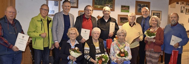 Ehrungen fr 50 Jahre Mitgliedschaft b...aneben Brgermeister Ferdinand Burger.  | Foto: Roland Vitt