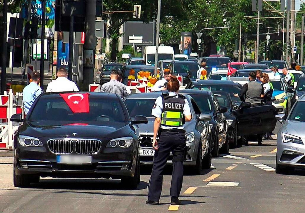Eine Polizistin steht vor den Fahrzeug... in Köln. (Archivbild, 23. Juni 2019).  | Foto: Thomas Kraus (dpa)