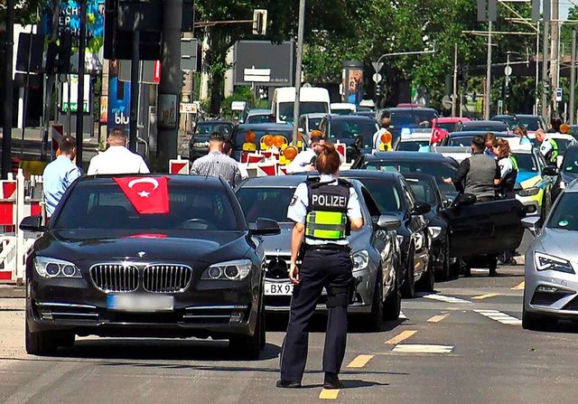 Eine Polizistin steht vor den Fahrzeug... in Kln. (Archivbild, 23. Juni 2019).  | Foto: Thomas Kraus (dpa)