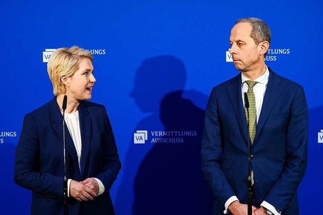 Manuela Schwesig (SPD) und Hendrik Hop...s, uern sich nach den Verhandlungen.  | Foto: Bernd von Jutrczenka (dpa)