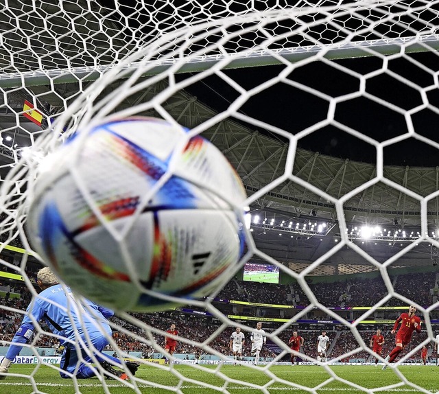 Drin ist der Ball: Torres (rotes Triko...to zum 3:0 fr die spanische Auswahl.  | Foto: Li Ming (dpa)